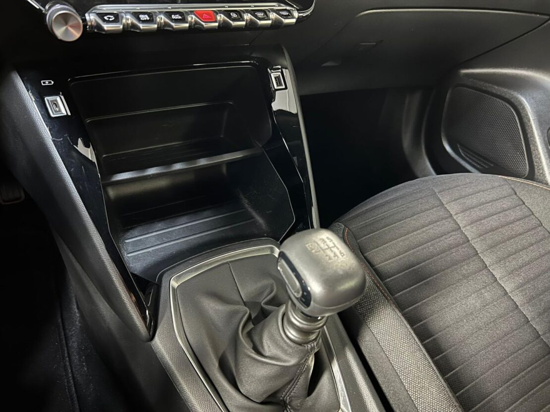 Peugeot 2008 1.2 PureTech 100cv Active Pack 18 Peugeot 2008 1.2 PureTech 100cv Active Pack 18