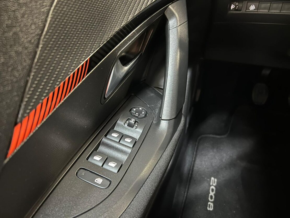 Peugeot 2008 1.2 PureTech 100cv Active Pack 19 Peugeot 2008 1.2 PureTech 100cv Active Pack 19