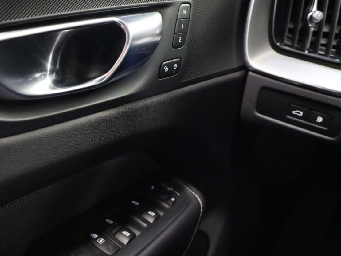 Volvo XC60 2.0 T6 PHEV Black Edition AWD 21