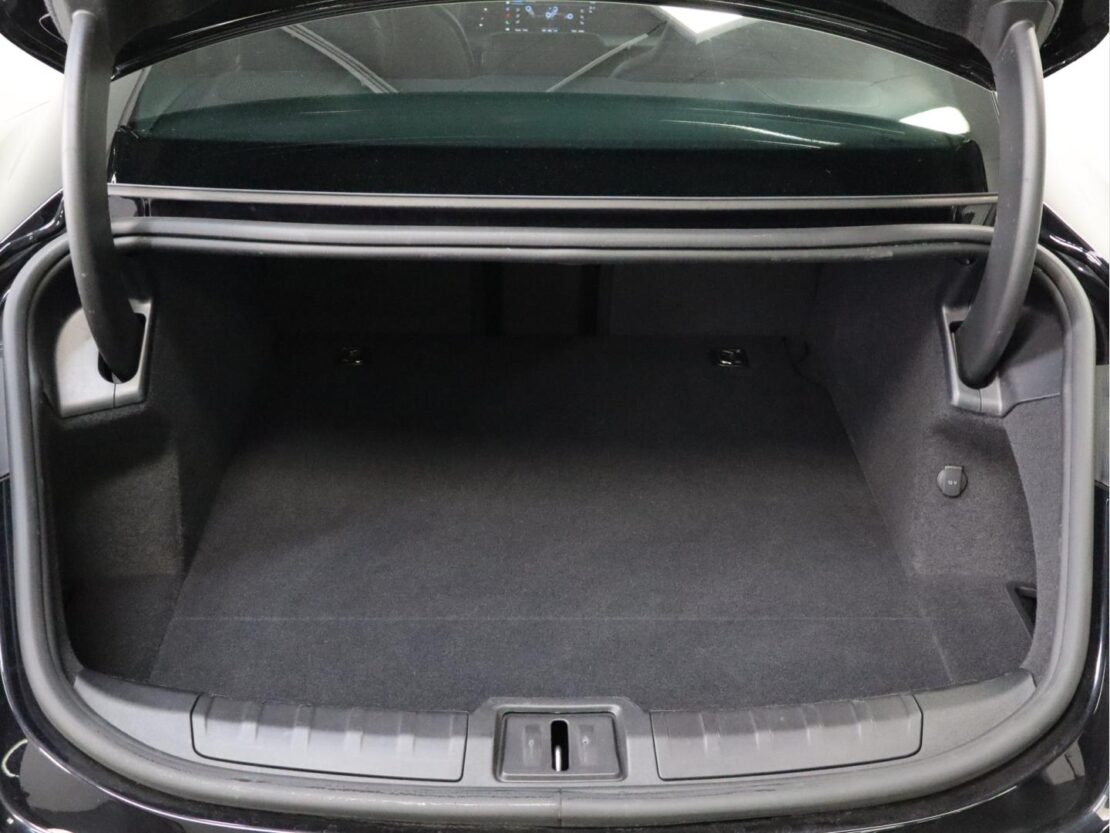 Porsche Taycan Standard 26