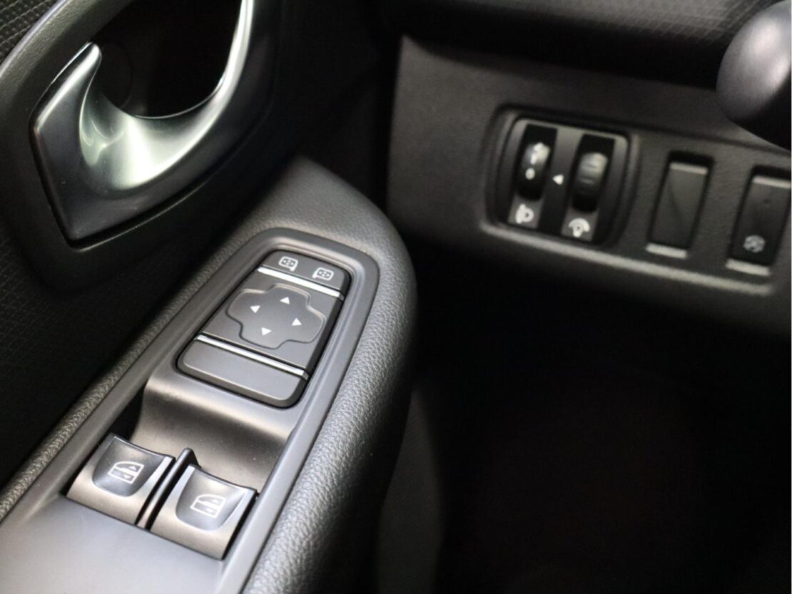 Renault Clio 0.9 TCe  Limited Sport Tourer 14