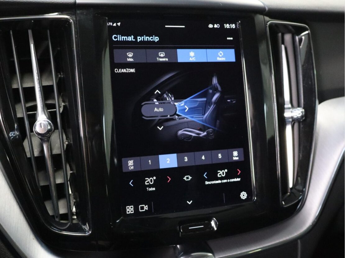 Volvo XC60 2.0 B4  Momentum Plus 14