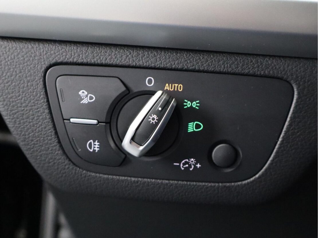 Audi Q5 50 TFSIe quattro S tronic Advance 8