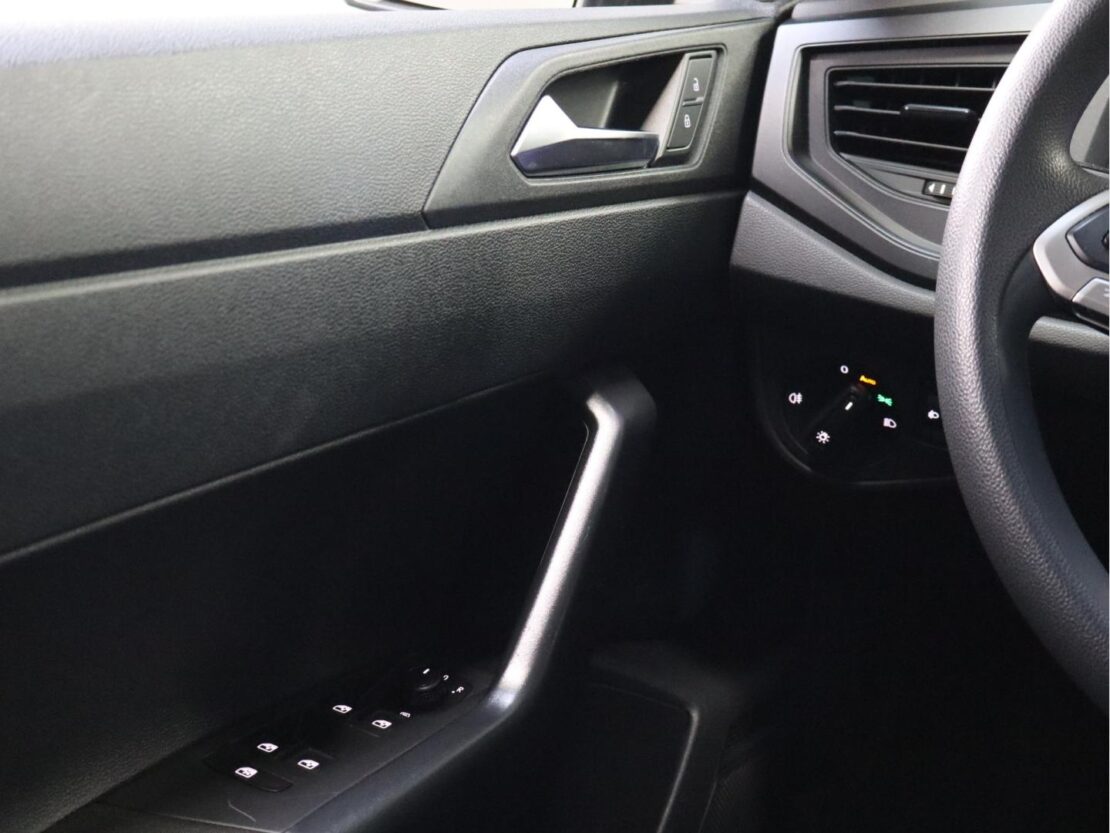 Volkswagen Polo 1.0  Confortline 6