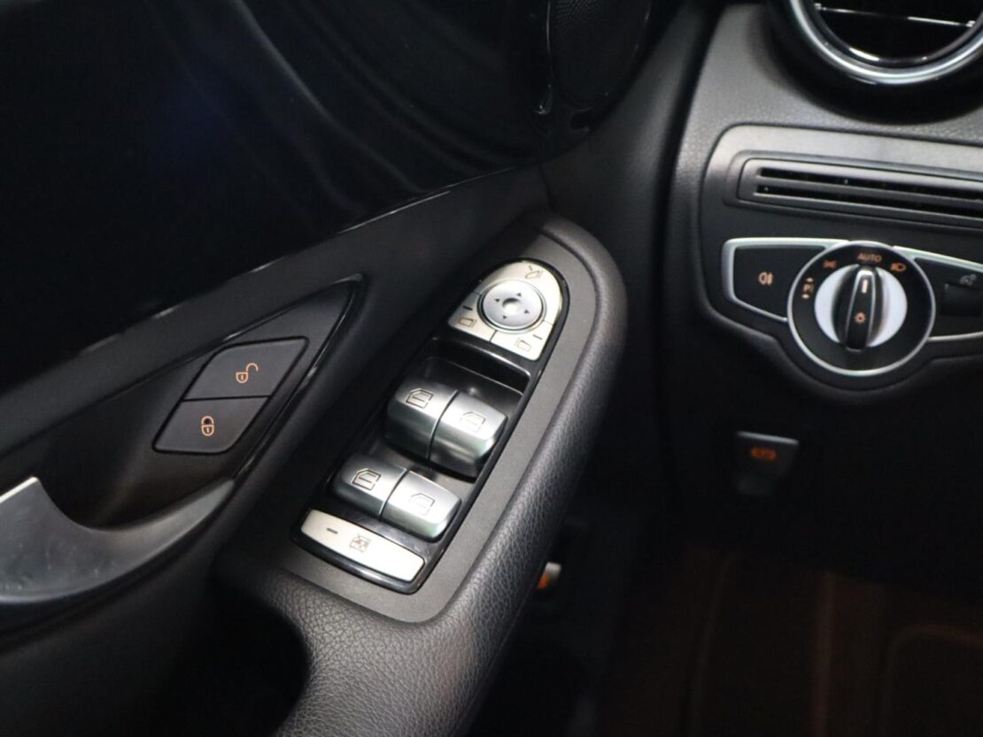 Mercedes Benz GLC SUV 300 e 4MATIC 12