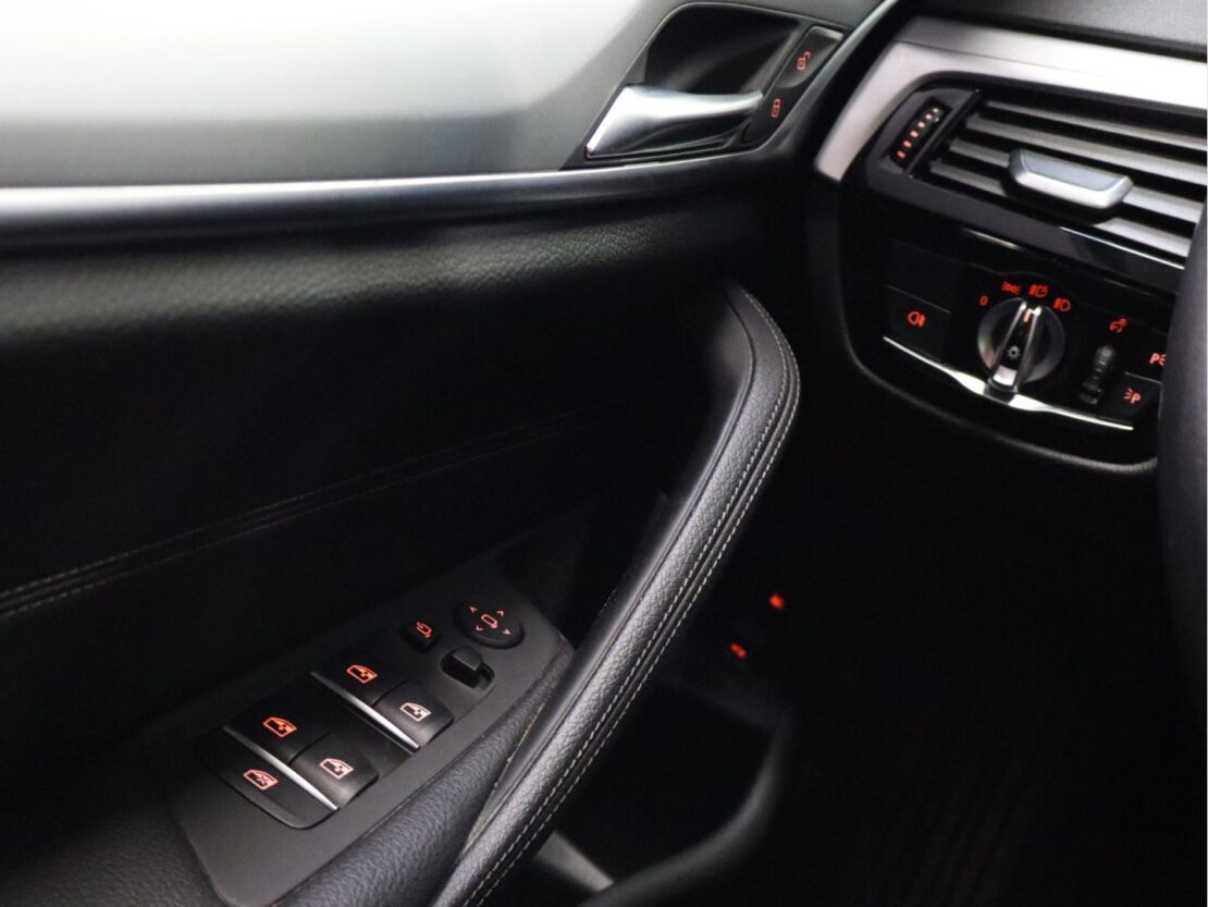 BMW Serie 5 530e Auto Line Luxury 24