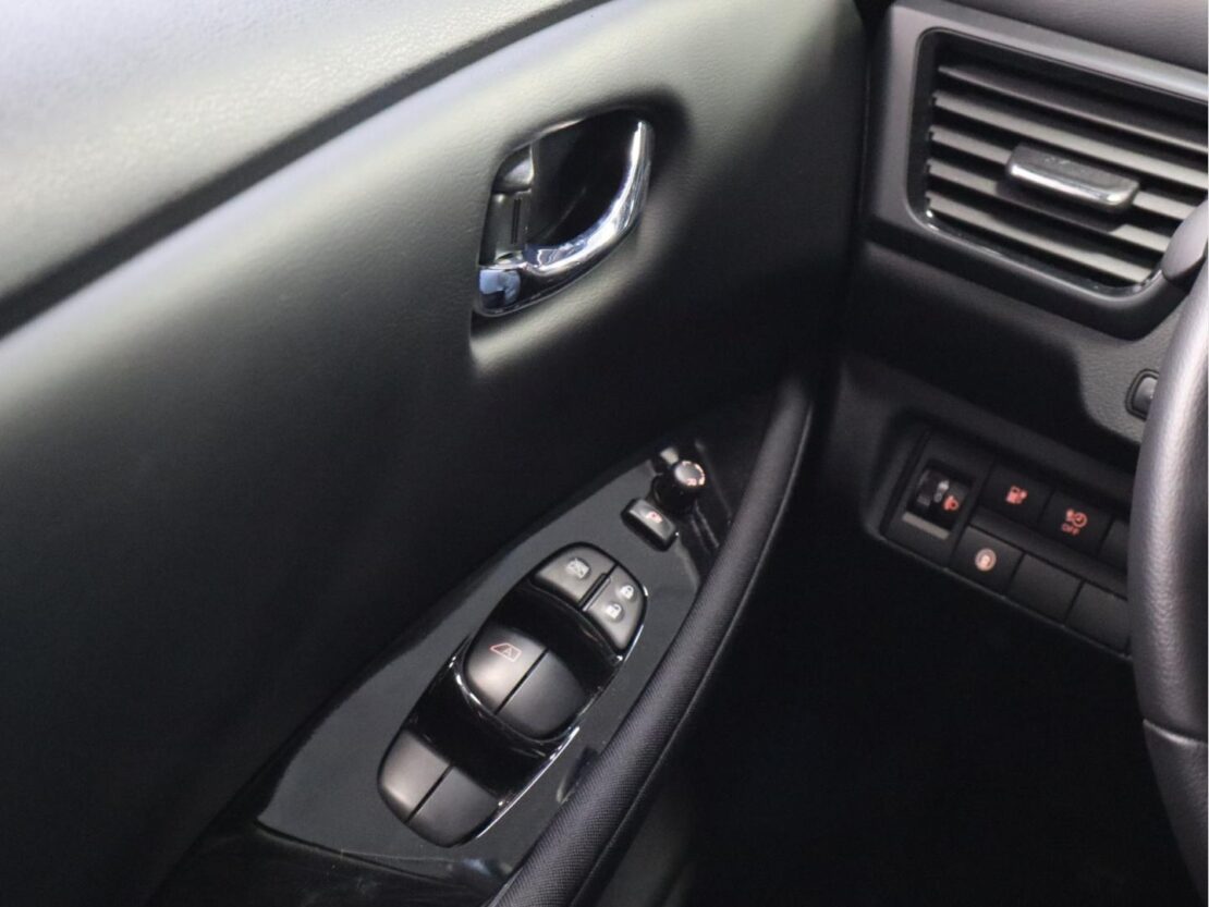 Nissan LEAF N-Connecta 9
