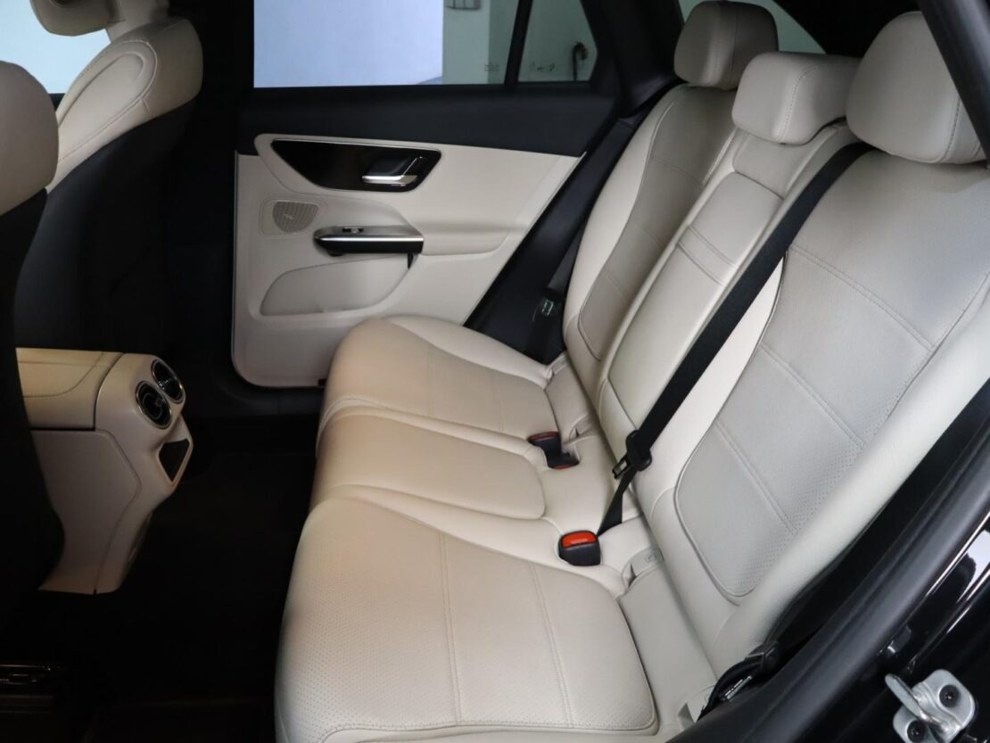 Mercedes Benz GLC 300 de 4MATIC 11