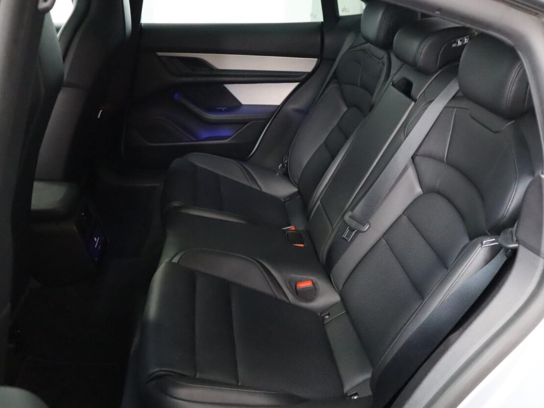 Porsche Taycan Standard 11