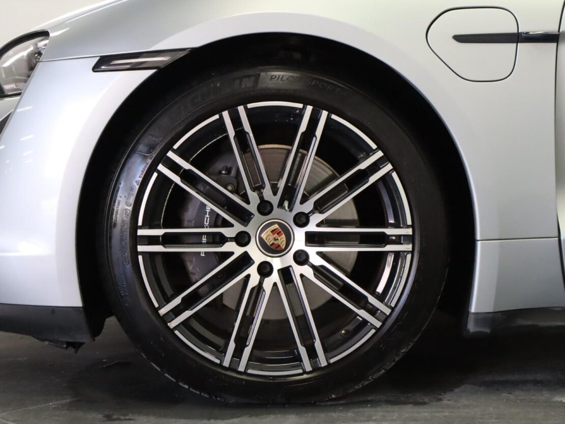 Porsche Taycan Standard 5