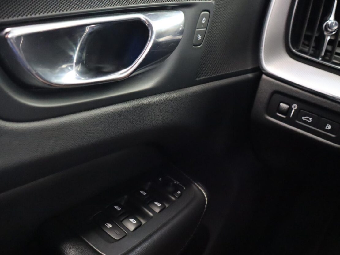 Volvo XC60 2.0 T8 Phev R-Design 11