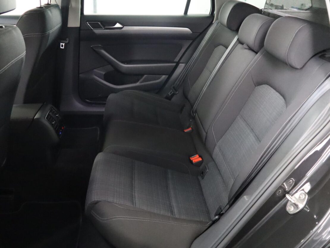 Volkswagen Passat 2.0 TDI  Business DSG Variant 8