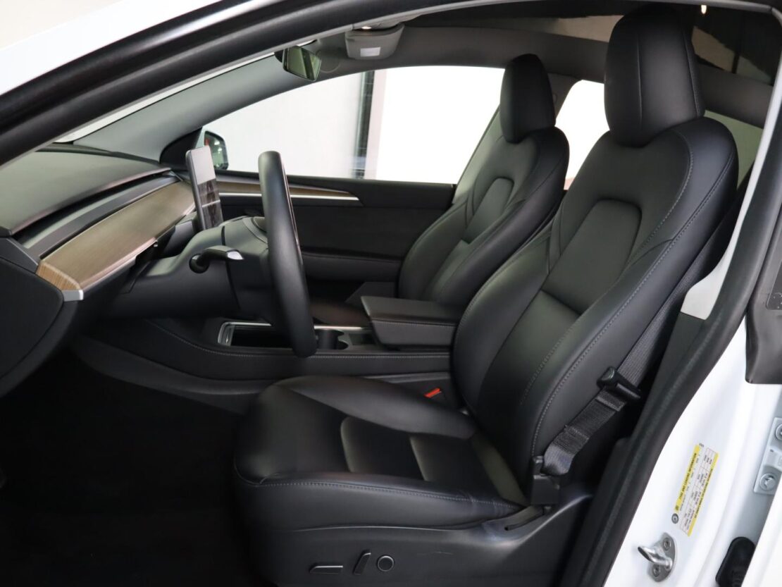 Tesla Model Y Performance Dual Motor AWD 9