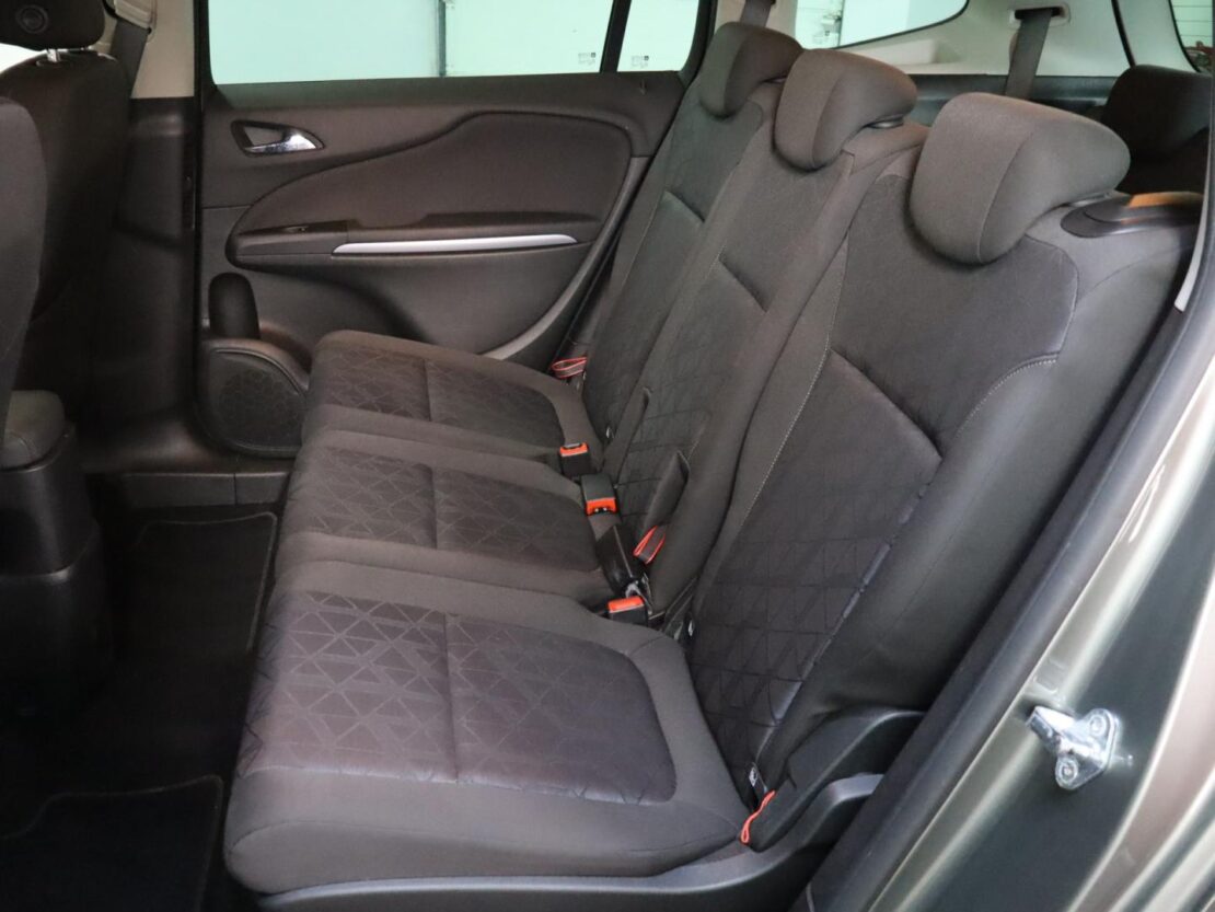 Opel Zafira Tourer 1.6 Turbo D S/S 120 Anos 8
