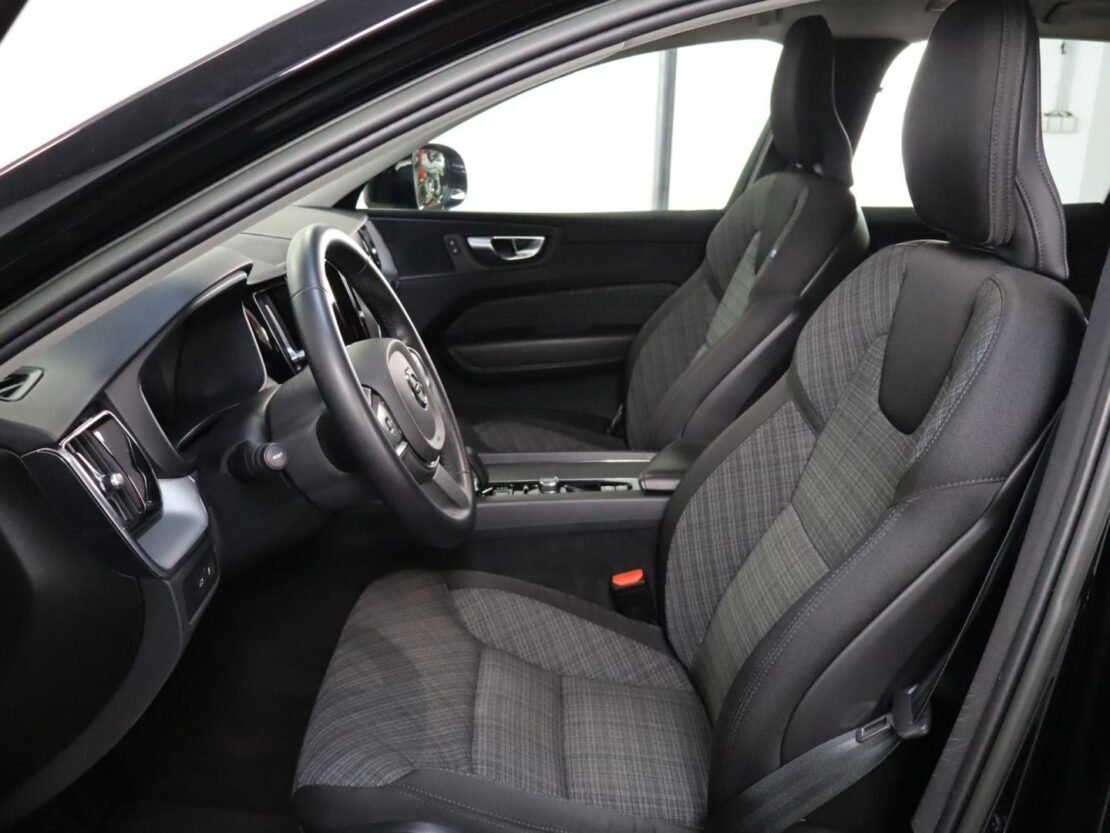Volvo XC60 2.0 T6  AWD PHEV Core Auto 9