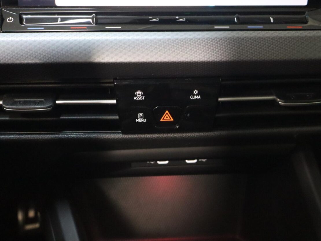 Volkswagen Golf 1.5 eTSI Active DSG 21