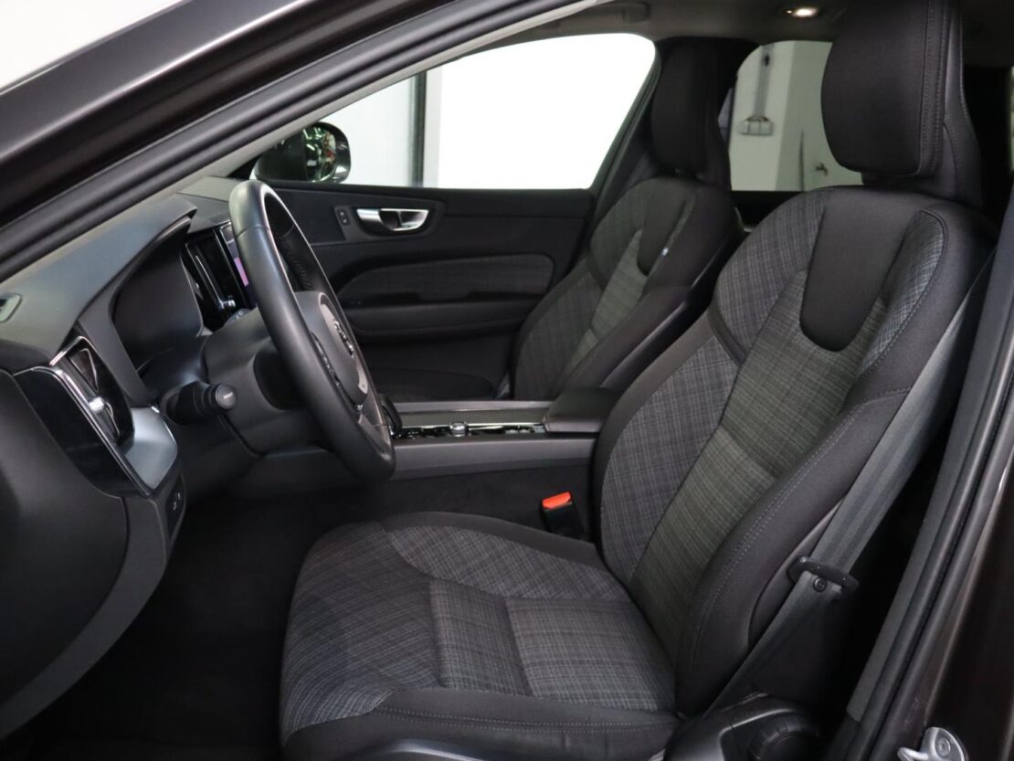 Volvo XC60 2.0 T6  AWD PHEV Core Auto 9