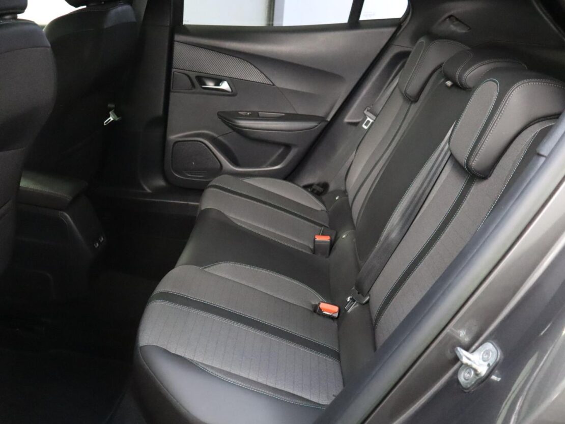 Peugeot 2008 1.2 PureTech  Allure 8