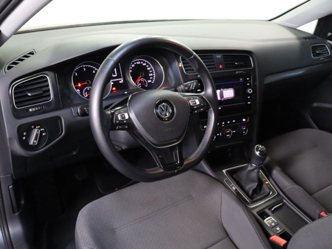 Volkswagen Golf 1.6 TDI Confortline 6