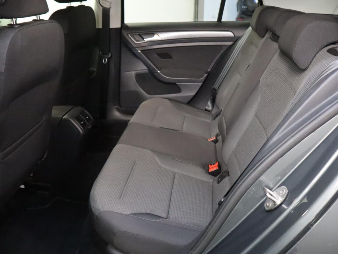 Volkswagen Golf 1.6 TDI Confortline 8