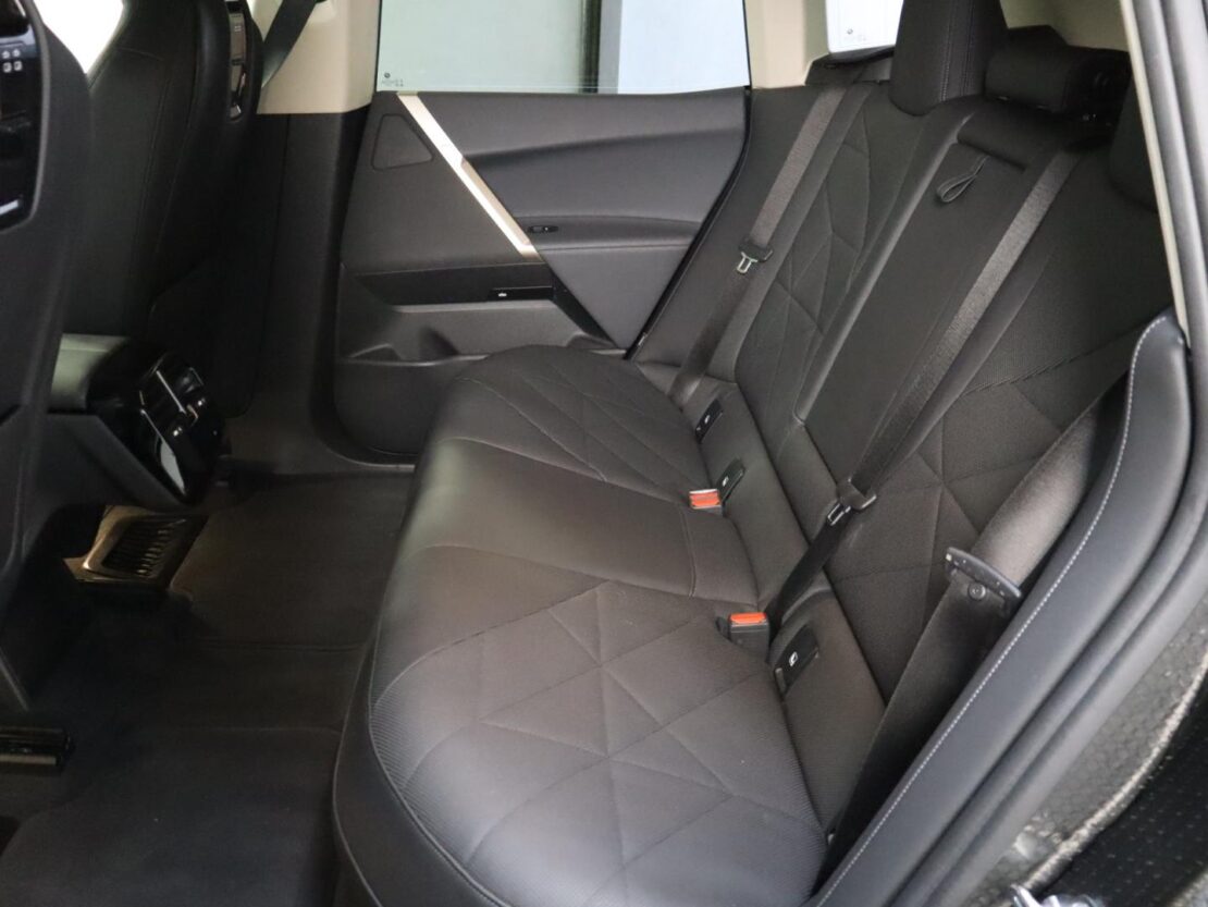 BMW iX xDrive40 10